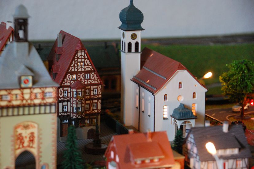 01.07.2011 Kirche mit Marktplatz